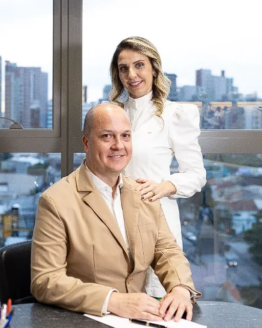 Dr. Gustavo Rubino e Dra. Simone Rubino no consultório da Clínica Groe