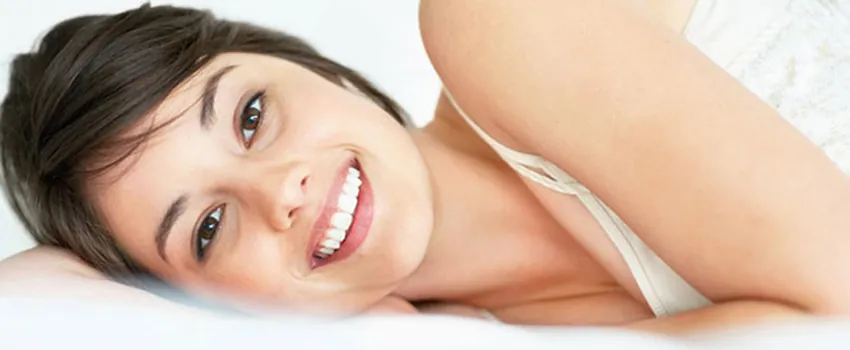 Mulher sorrindo com dentes claros e naturais